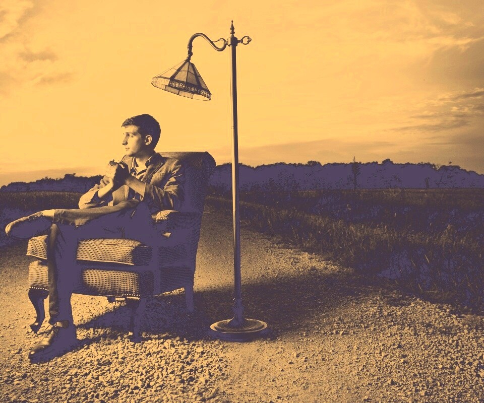 Мужчина в кресле обои