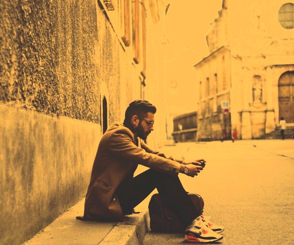 Хипстер с телефоном обои