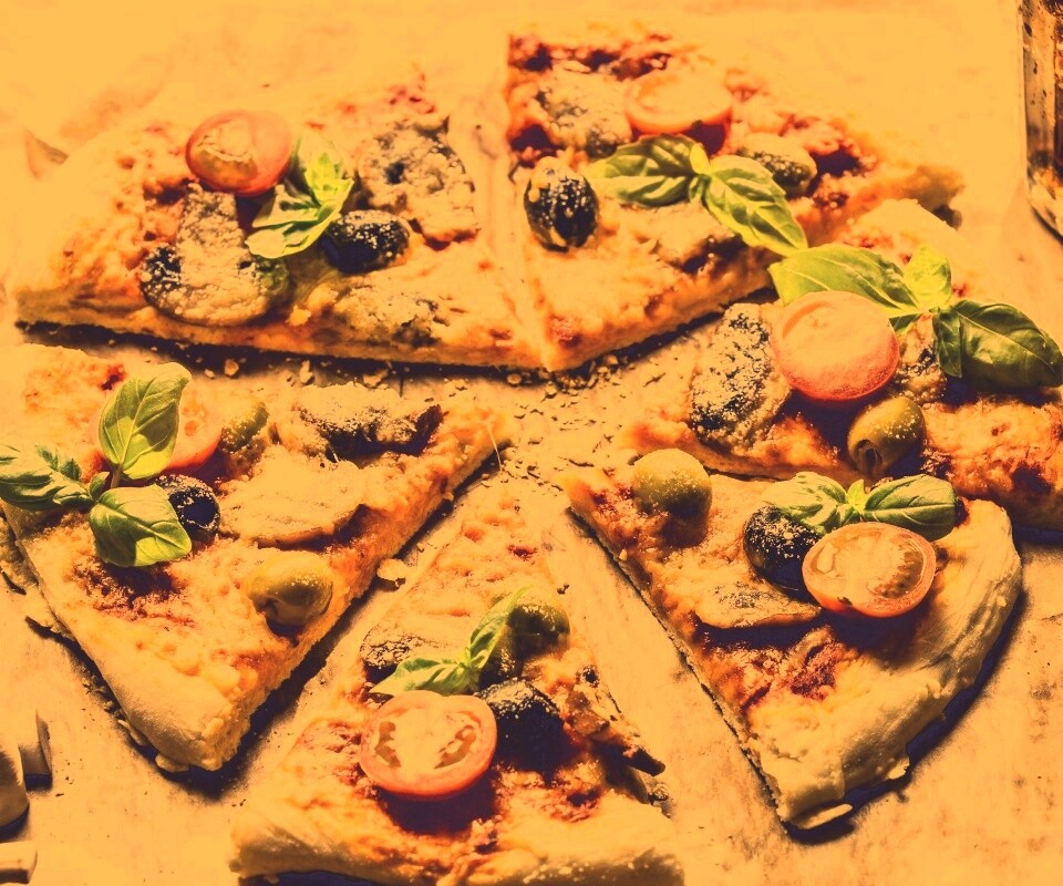 Сочная пицца с томатами и пармезаном обои