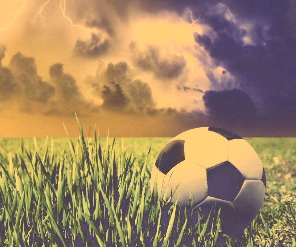 Футбольный мяч на газоне обои