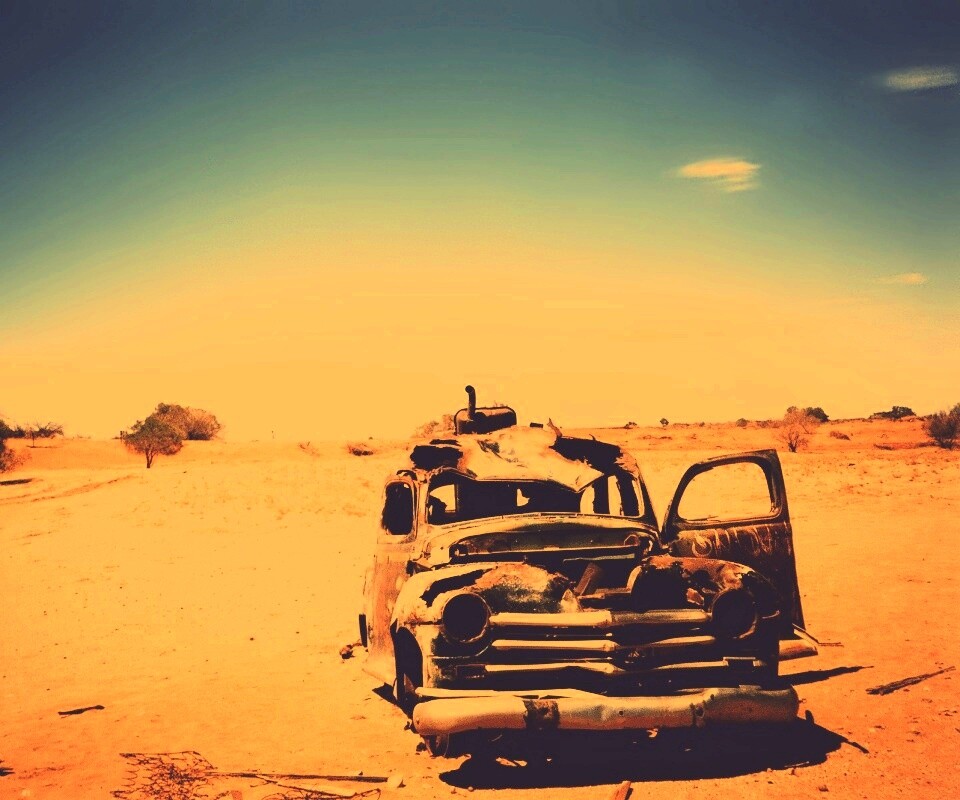 Брошенная в пустыне машина обои