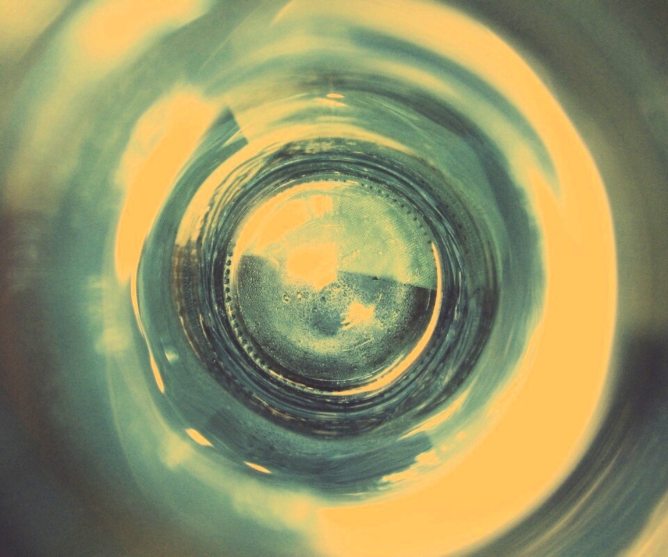 Дно стеклянной бутылки обои