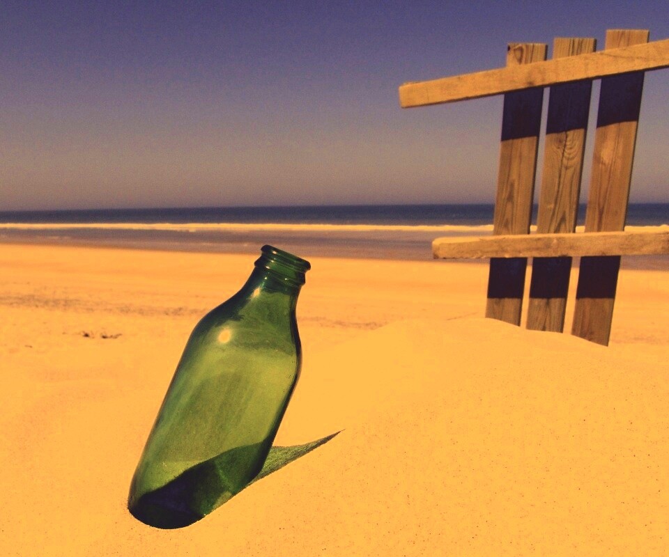 Бутылка на пляже обои