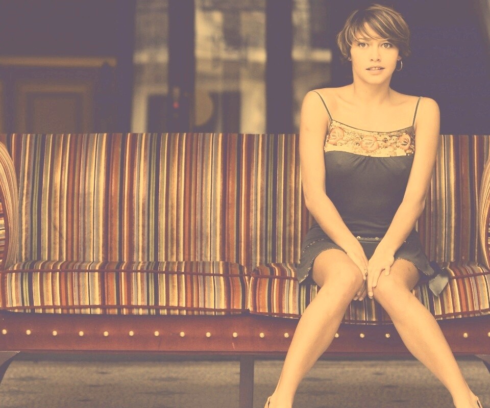 На диване обои