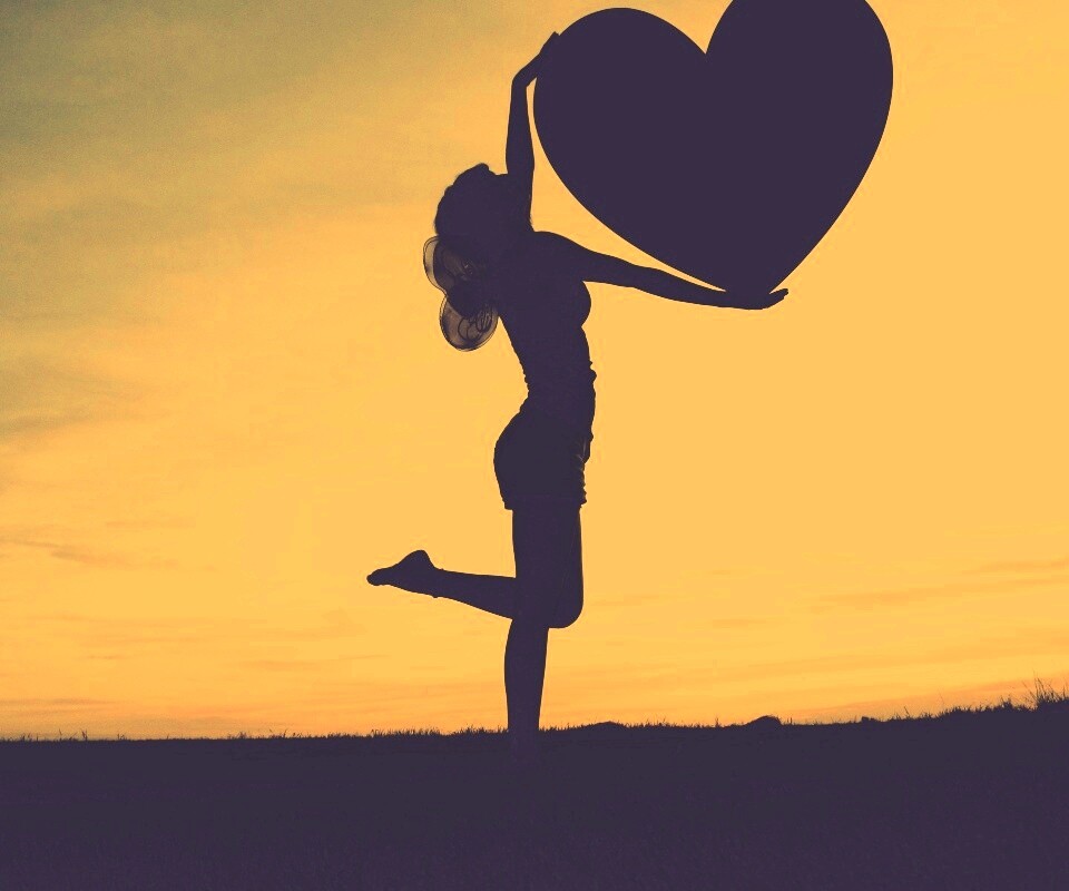 С сердцем в руках обои