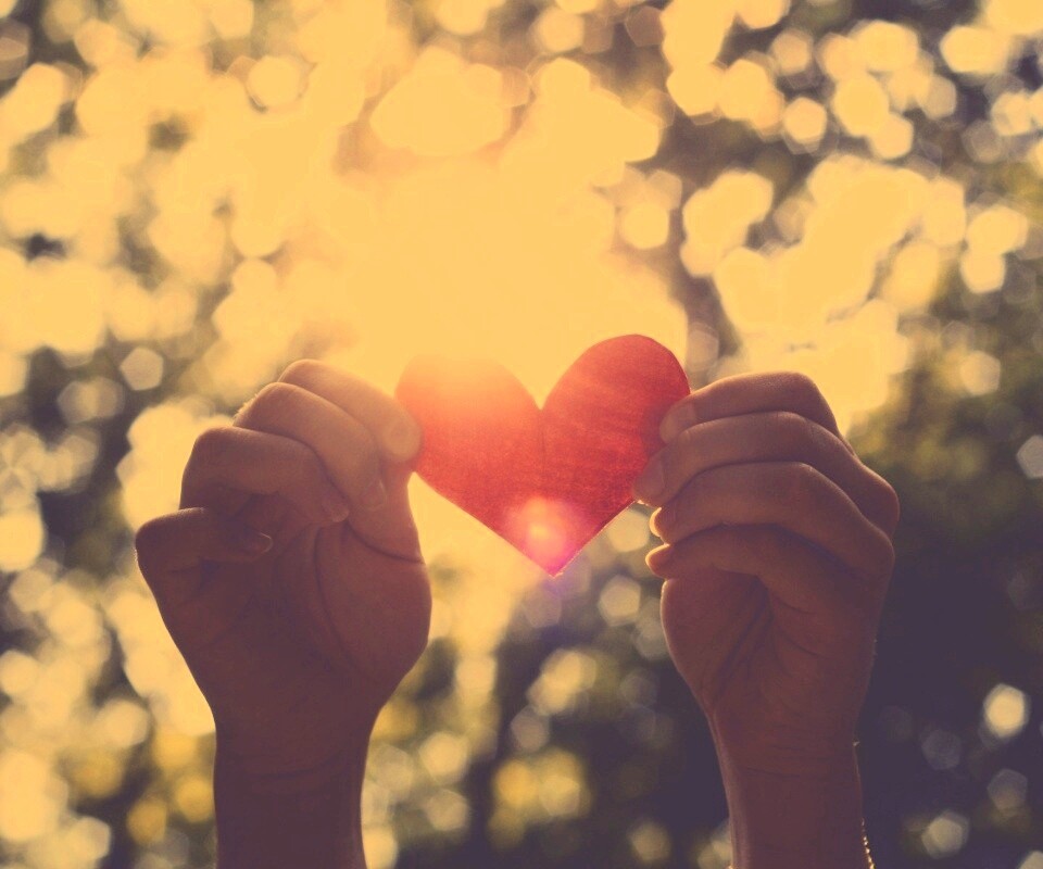 Бумажное красное сердце обои