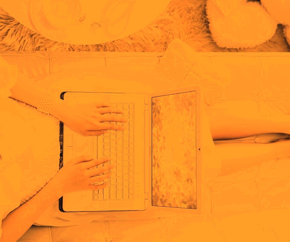 Девушка с ноутбуком vaio обои