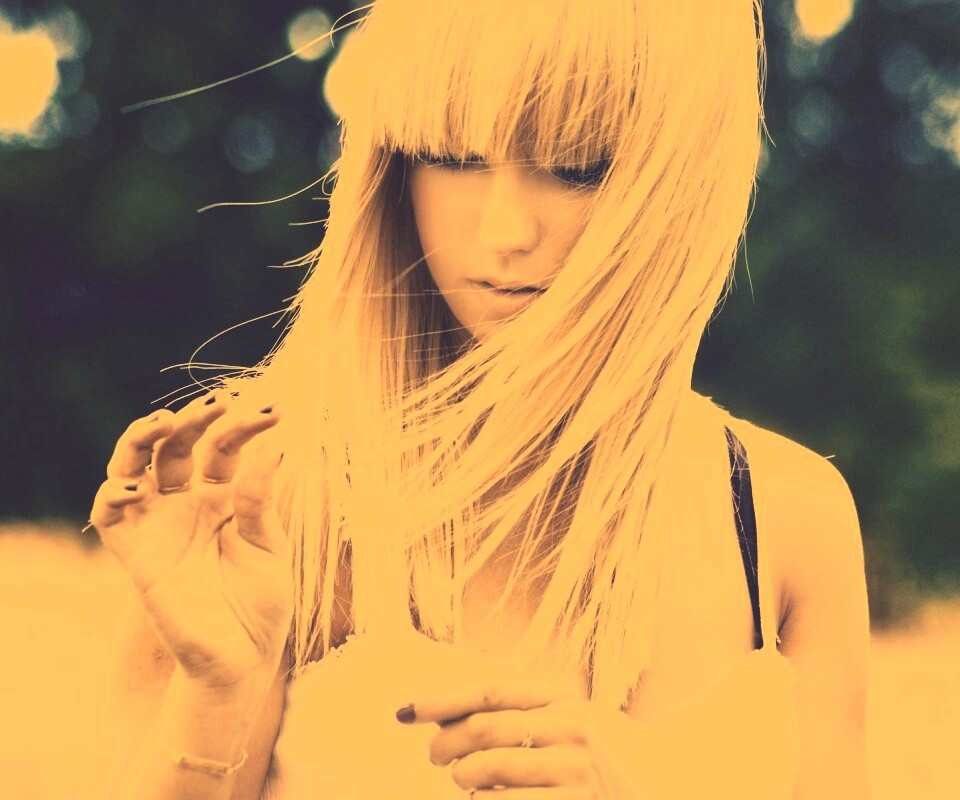 Красивая блондинка с ромашкой обои