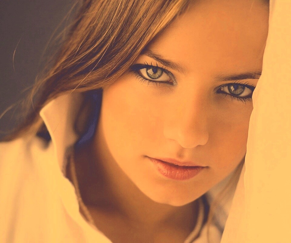 Красивая молодая девушка обои