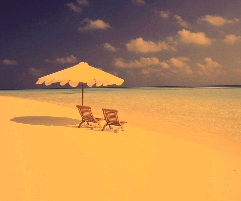 Песчаный пляж с двумя жезлонгами обои