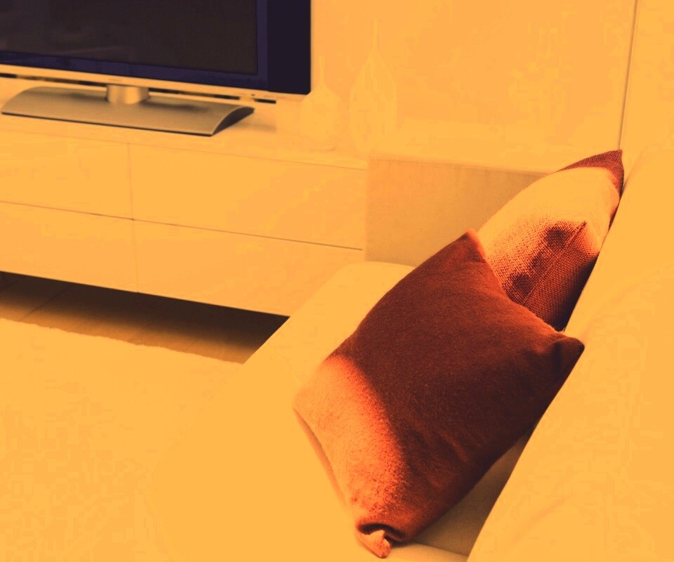 Подушки на диване обои