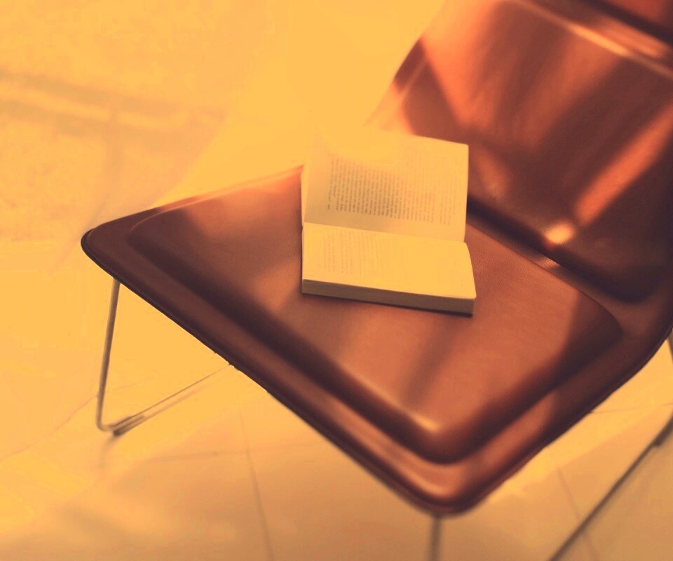 Книга на стуле обои