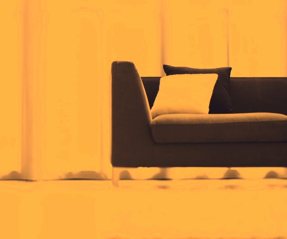 Диван с черной и белой подушками обои