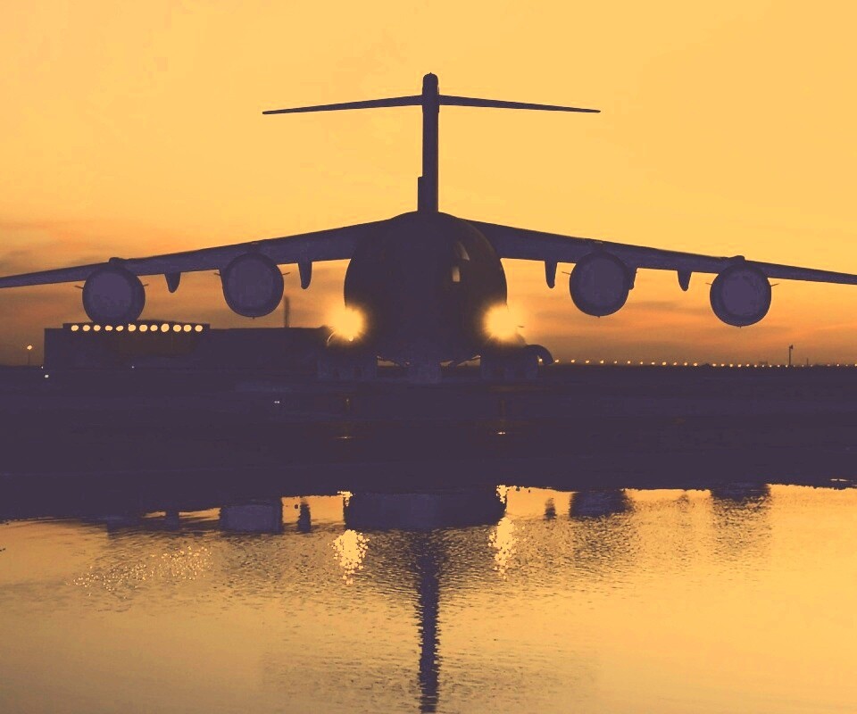 Самолет на взлетной полосе обои