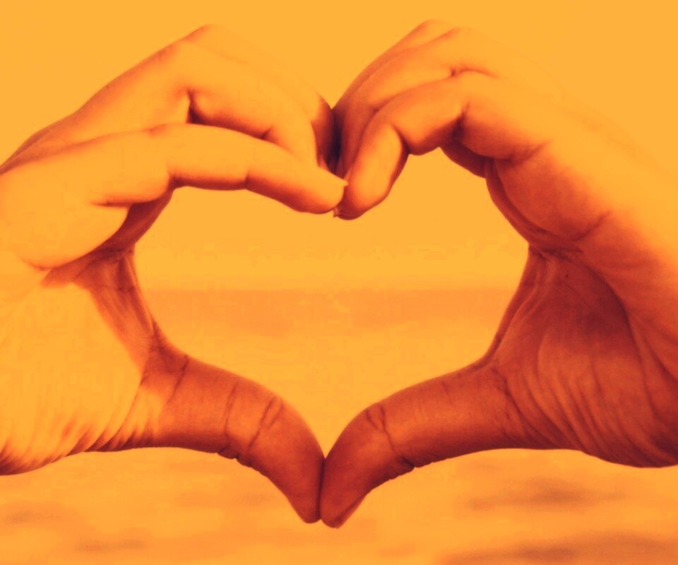 Руки сложенные сердечком обои