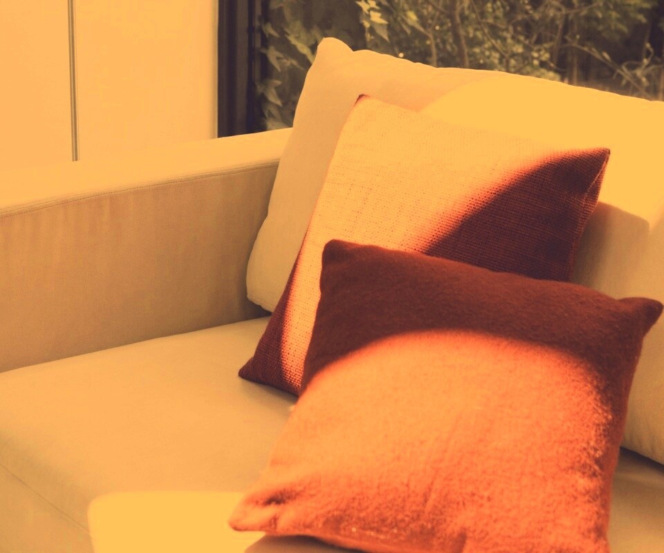 Красные подушки обои