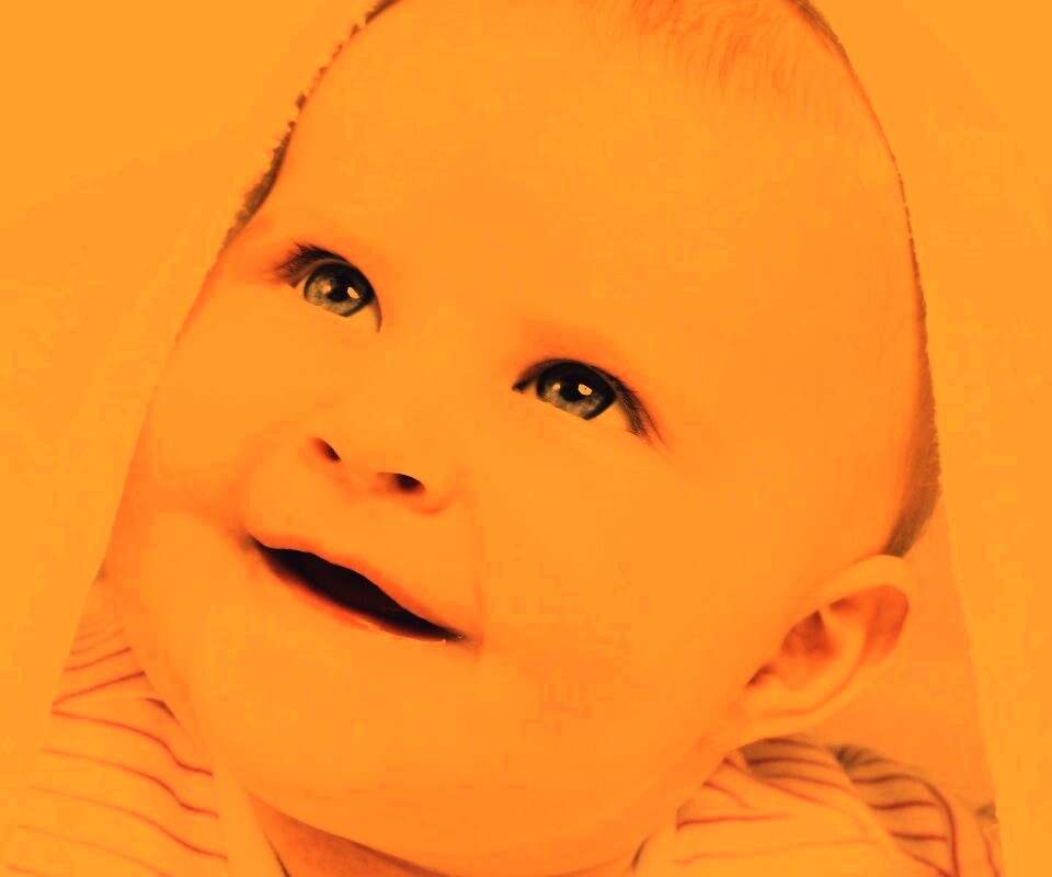 Малыш под полотенцем обои