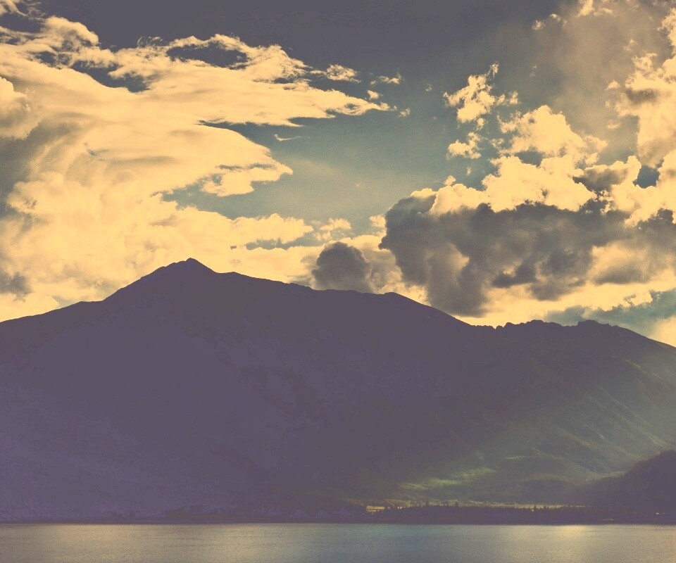 Свет на склонах гор обои