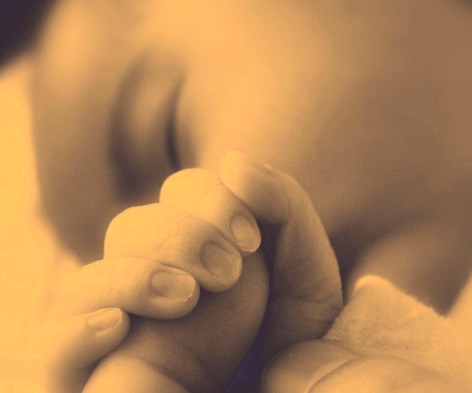 Младенец держит палец обои