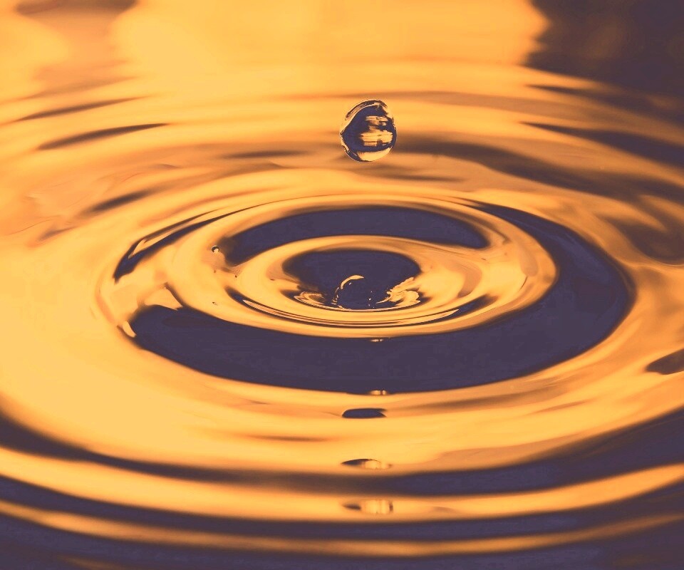 Капля падает в воду обои