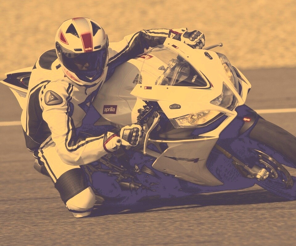 Байкер в белой экиперовкена Априлия РСВ4 обои