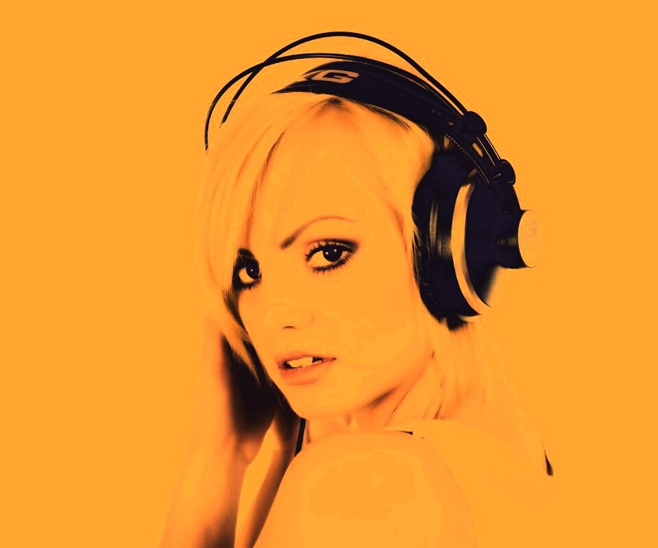 Девушка в наушниках обои