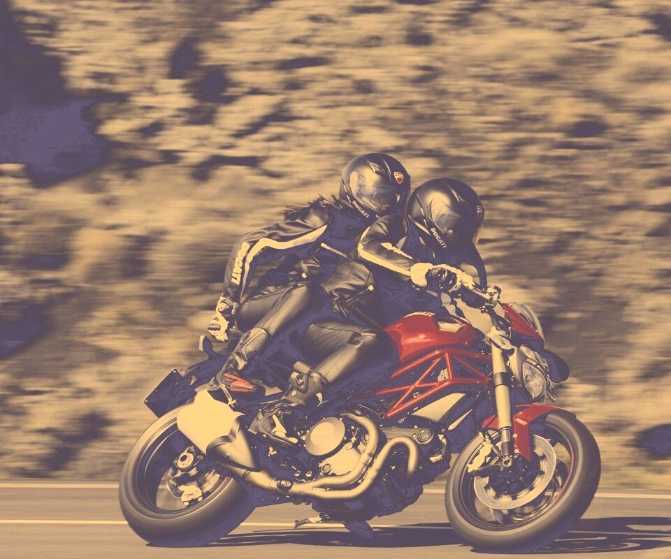 Байкер с девушкой на мотоцикле обои