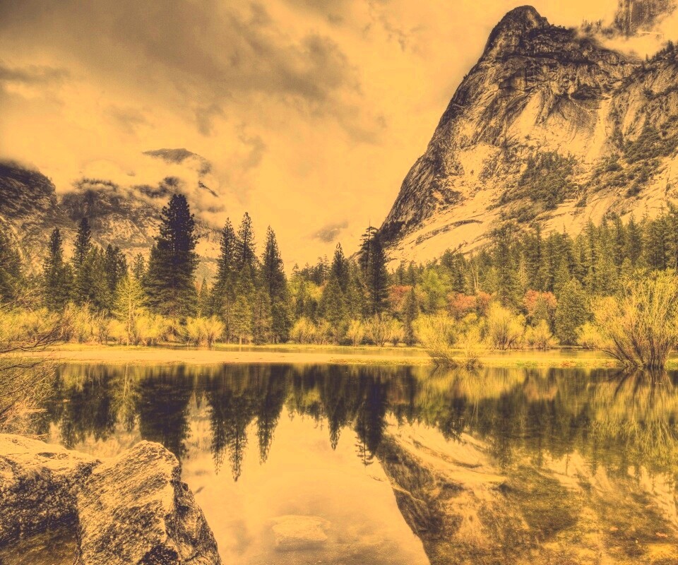 Красивый вид на маленькое горное озеро обои