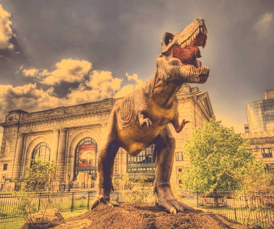 Скульптура динозавра рядом с музеем рептилий обои