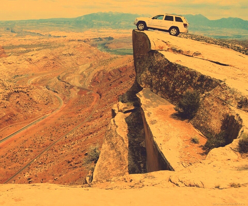Внедорожник в горах обои