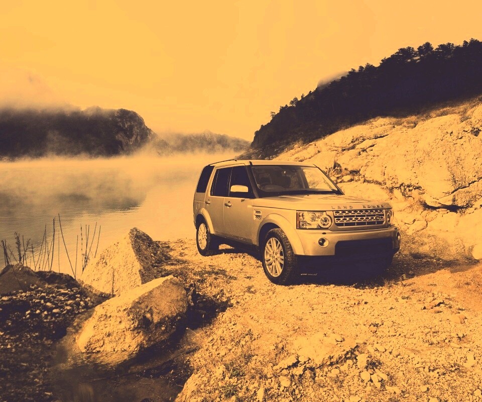 Range rover в горах у реки обои