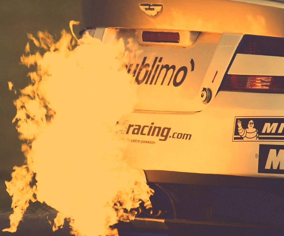 Огонь из выхлопной трубы гоночного Aston Martin обои