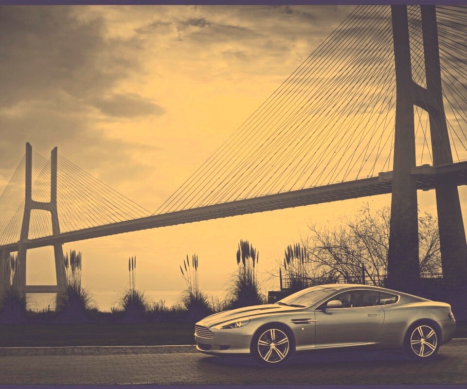 Aston Martin на фоне моста обои