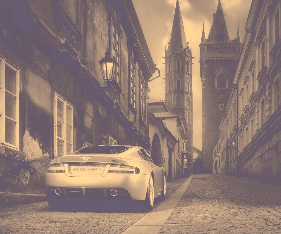 Aston Martin в старинном городе обои