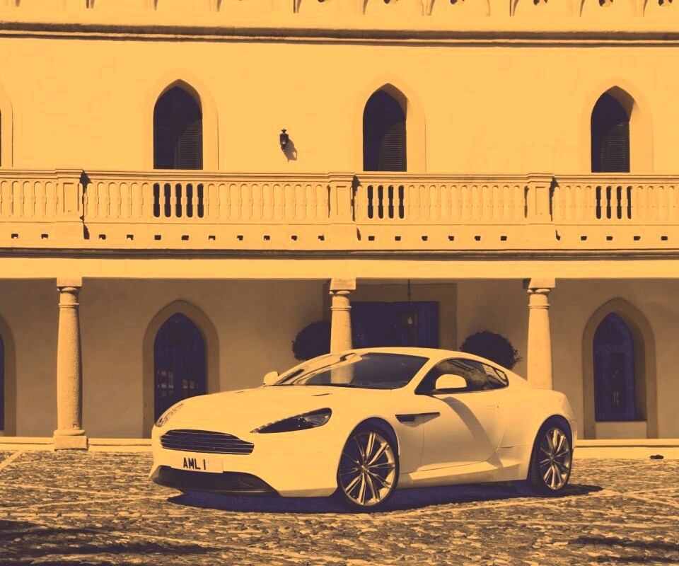 Астон Мартин в дворике дома обои