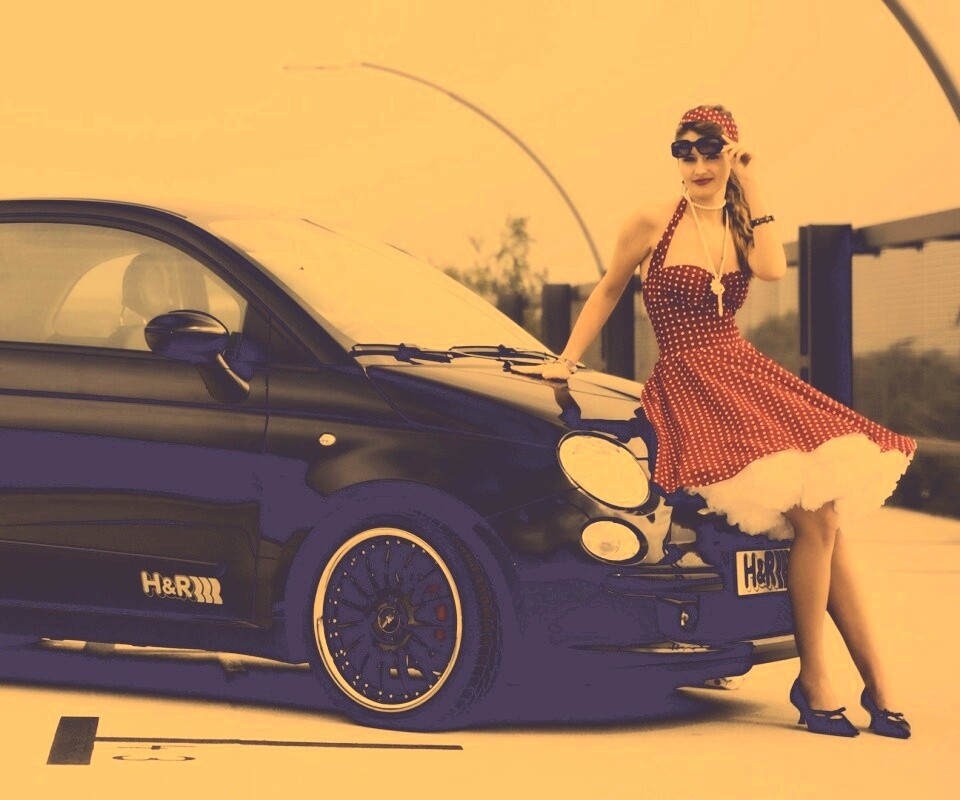 Черный фиат и девушка обои