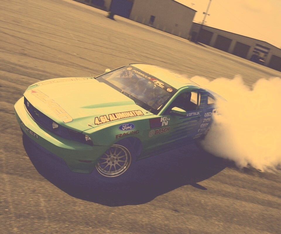 Мустанг дрифтует обои