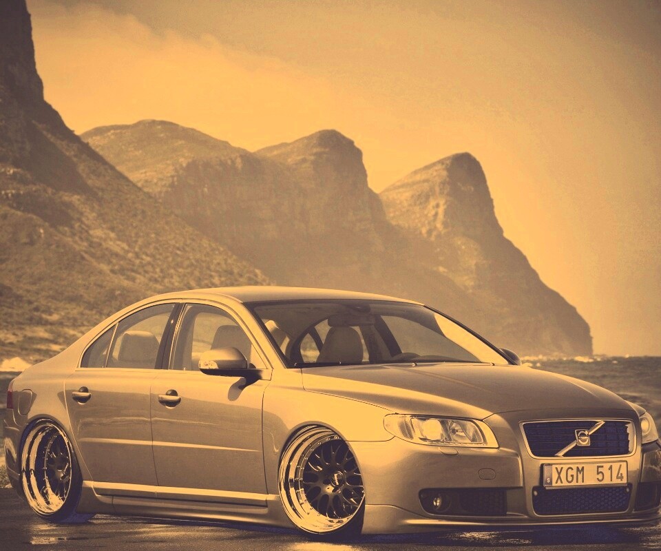 Вольво на берегу обои