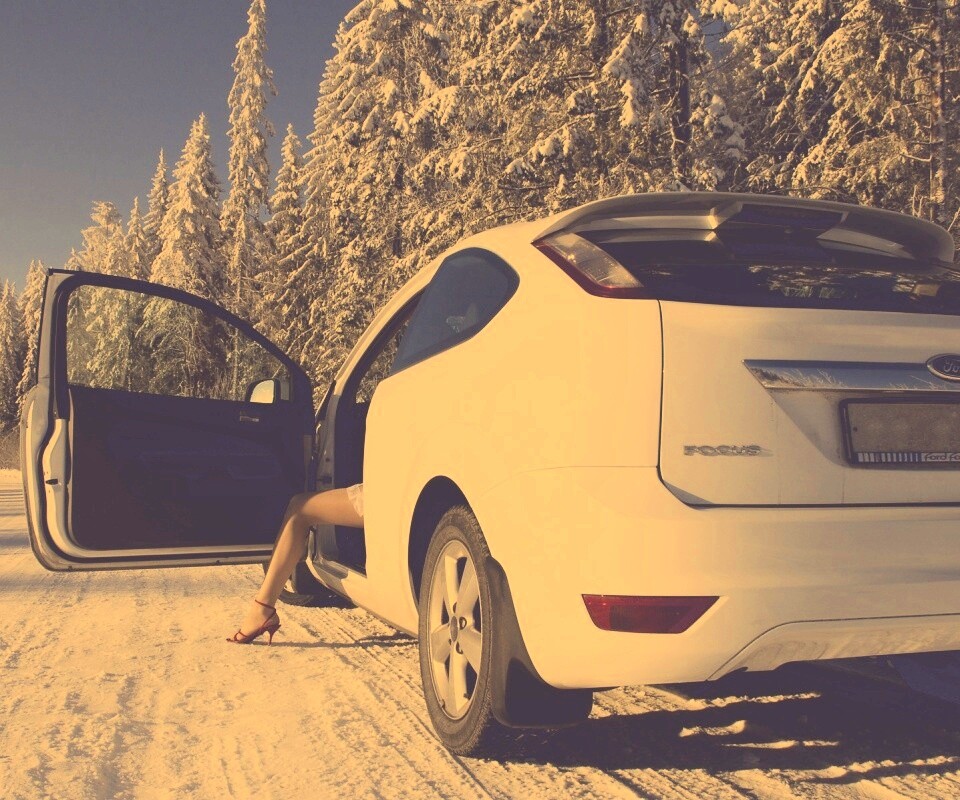 Девушка выходит из Ford Focus обои