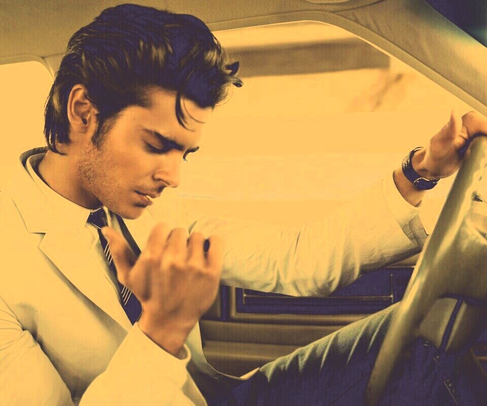 Мужчина прикуривает в машине обои