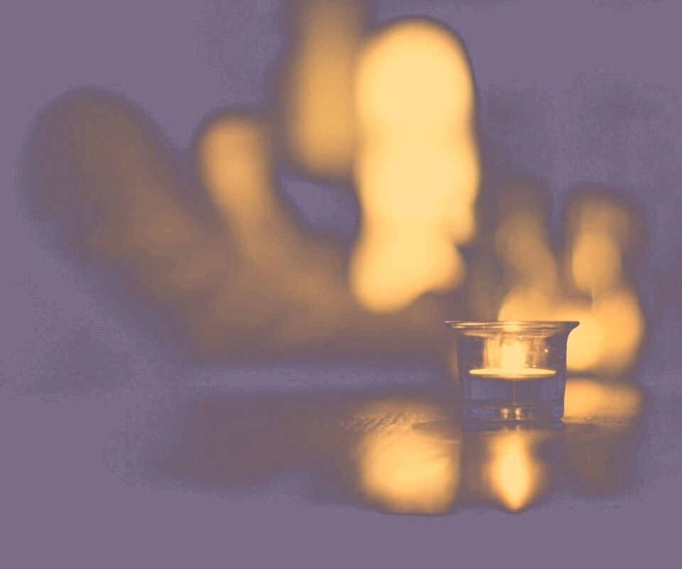 Свеча во тьме обои