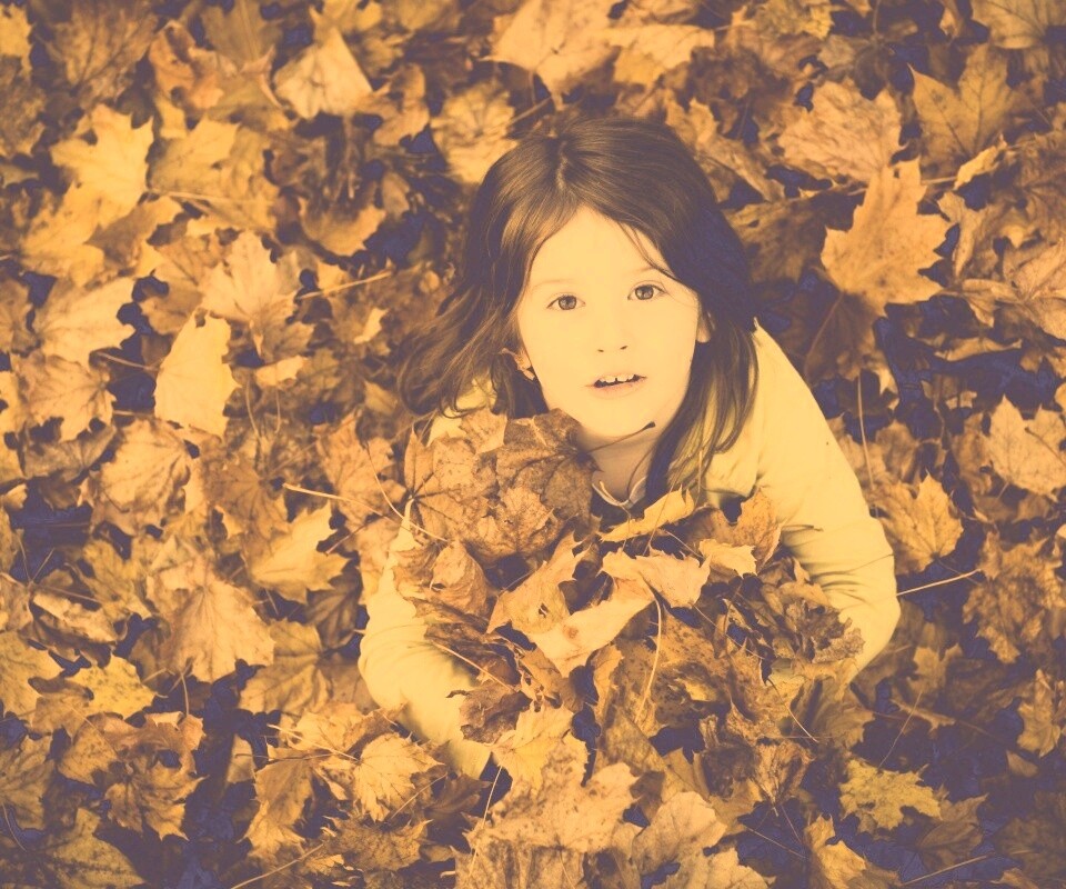 Девочка и осень обои