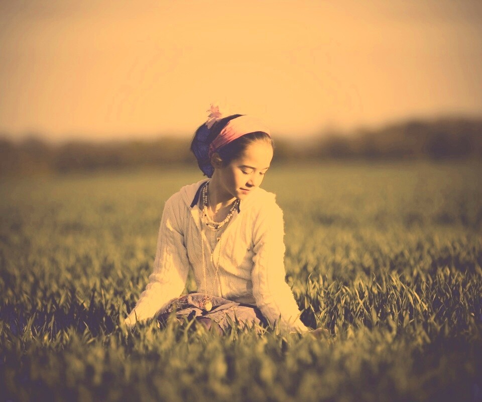 Девочка на траве обои