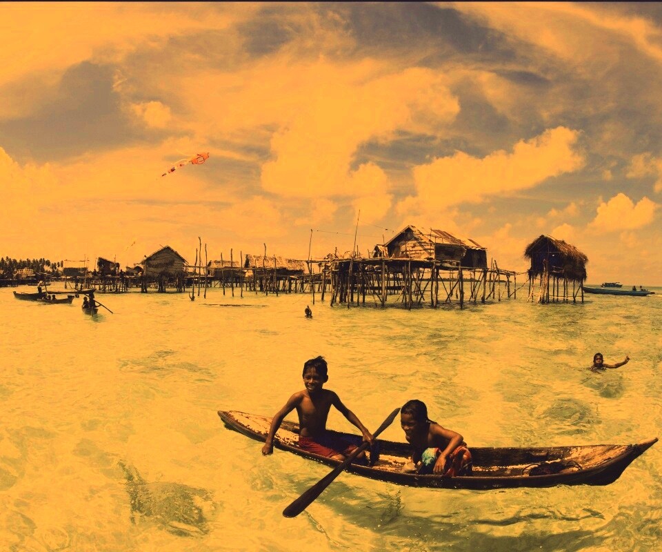 Дети в лодке у поселения туземцев обои