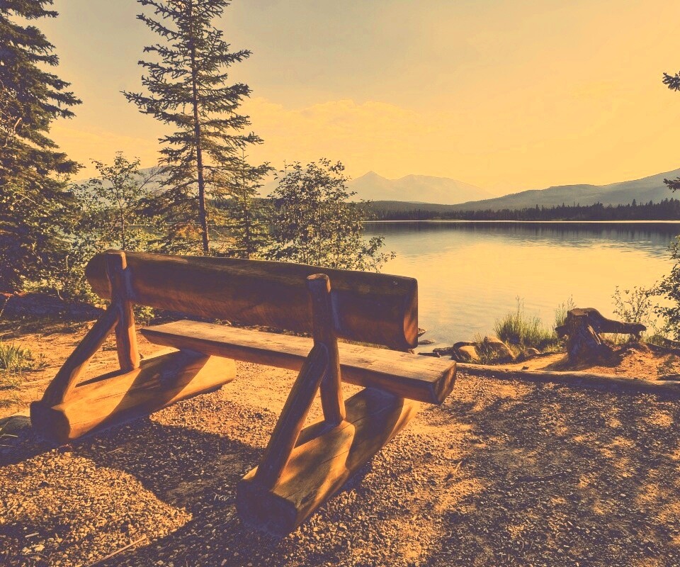 Деревянная скамья на берегу озера обои