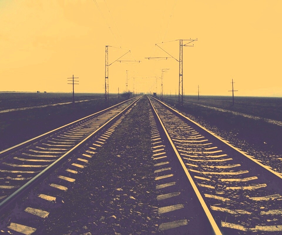 Железная дорога уходит вдаль обои