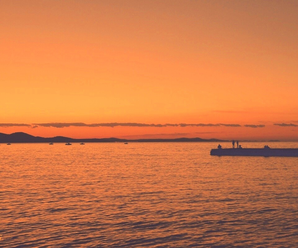 Одинокая пристань на озере обои