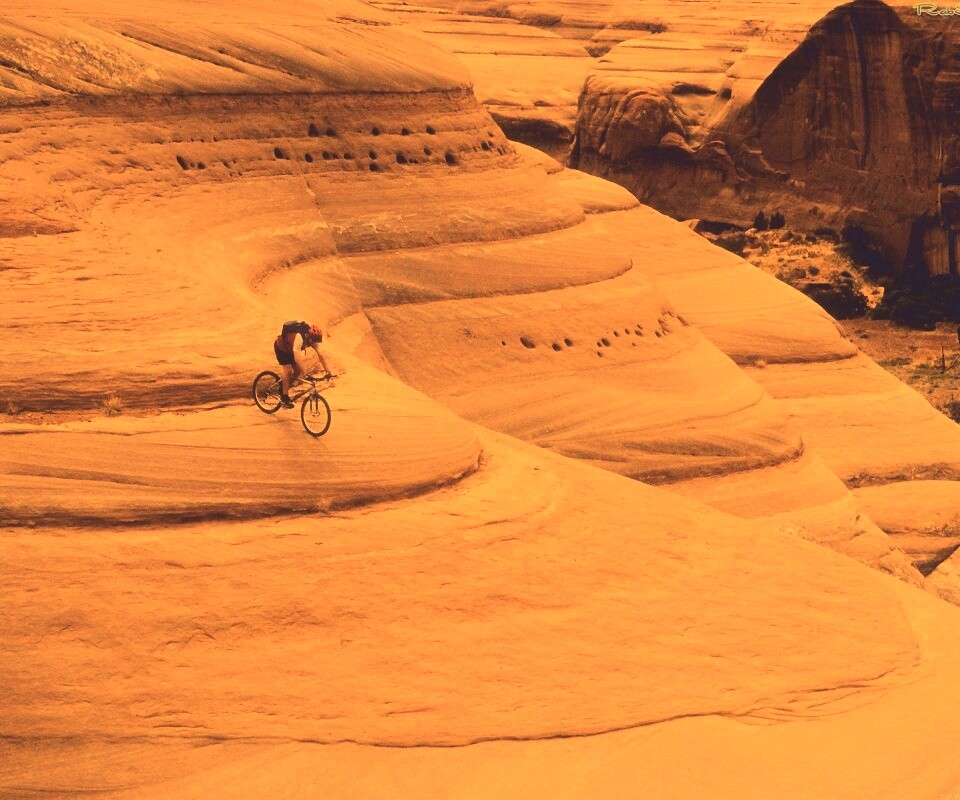 Опасный спуск на велосипеде обои
