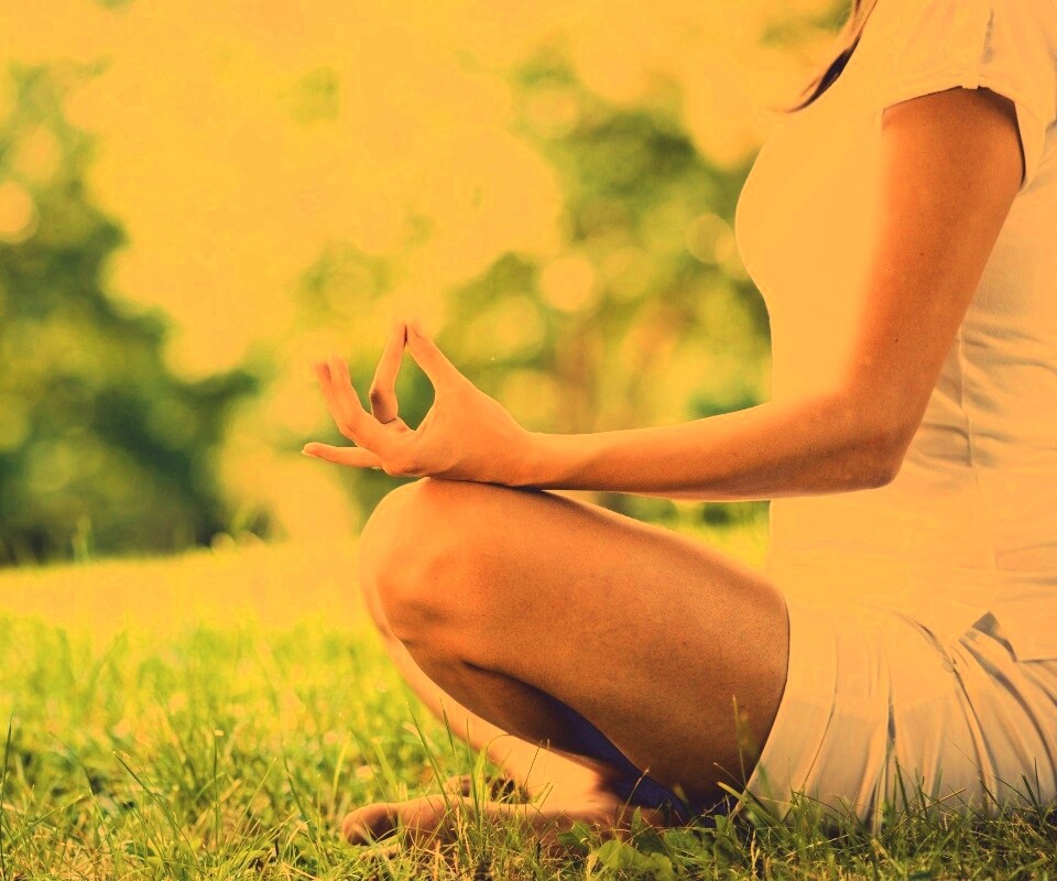 Девушка медитирует в позе лотоса на траве обои