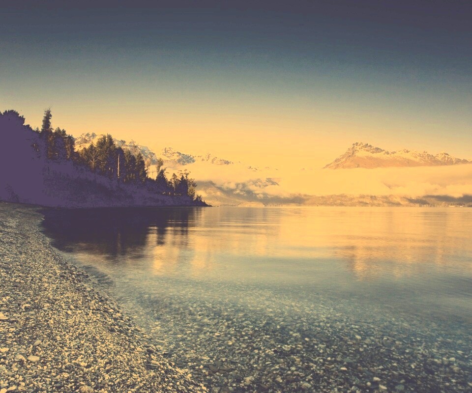 Озеро в предгорье обои